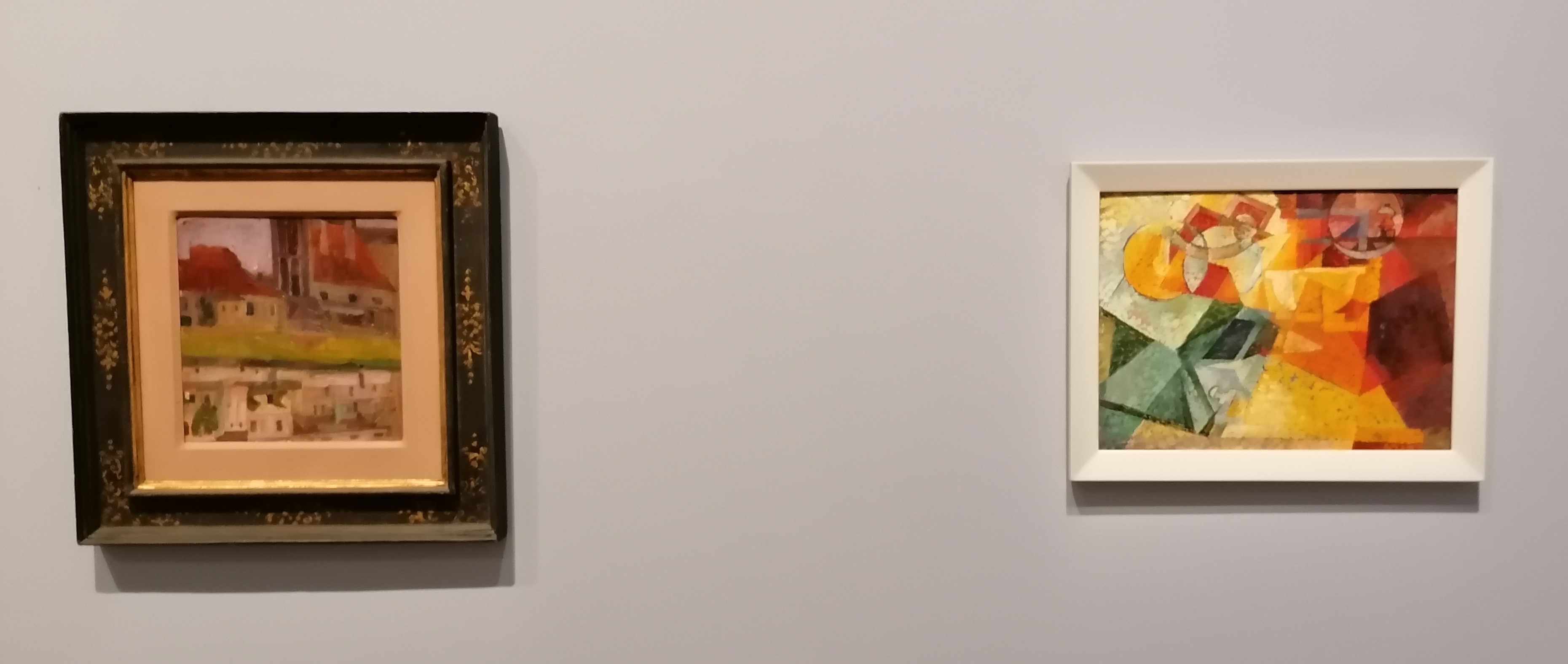 Egon Schiele, Jodokuskirche, sich im Fluss spiegelnd (Krumau), 1908 - Erika Giovanna Klien, Stillleben mit Kaffeemühle, um 1920_Tiroler Landesmuseum Ferdinandeum